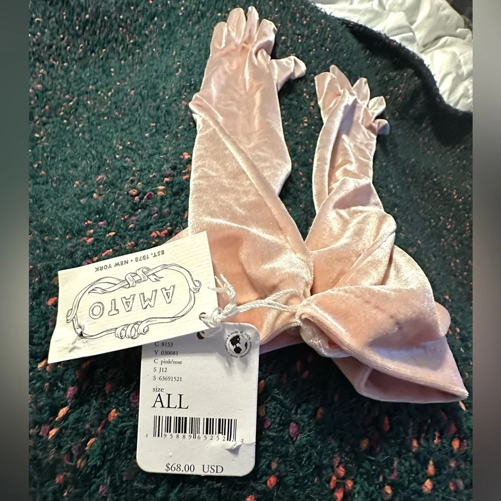 RARE Carolina Amato NWT Light Pink Crushed Velvet Gloves (re: Free People)